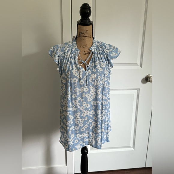 NWT- LOFT top-Charming blue floral top with flutter sleeves and tie-front! - Picture 2 of 7